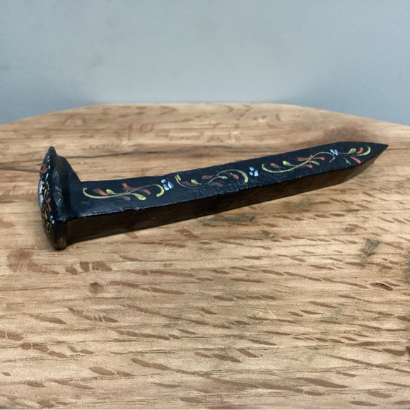 Beautiful vintage hand painted Railroad Spike - Flowers themed design - Unique - Picture 9 of 12